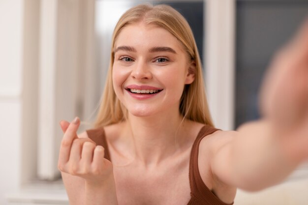 Cerrar mujer sonriente