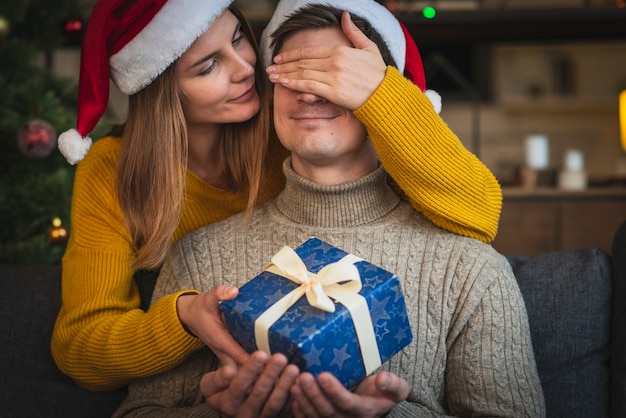 Cerrar mujer sorprendente hombre con regalo