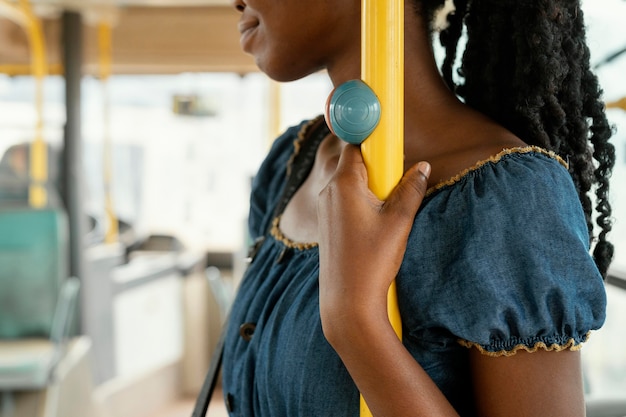 Foto gratuita cerrar mujer sosteniendo la barra de bus