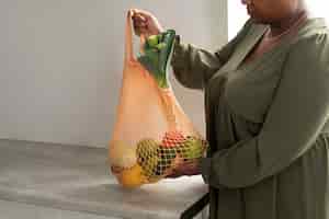 Foto gratuita cerrar mujer sosteniendo bolsa ecológica