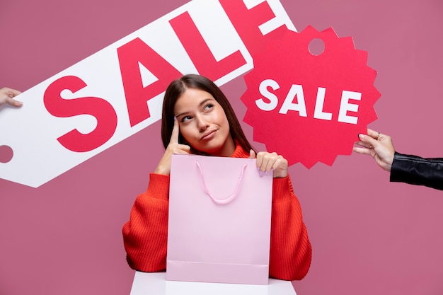 Cerrar mujer sosteniendo bolsas de la compra.