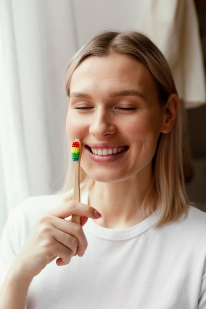 Cerrar mujer sosteniendo cepillo de dientes