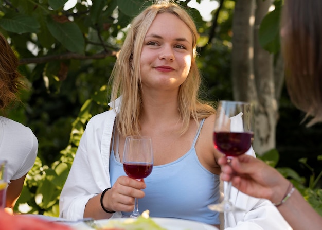 Cerrar mujer sosteniendo copa de vino