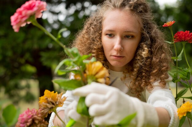 Cerrar mujer sosteniendo flor