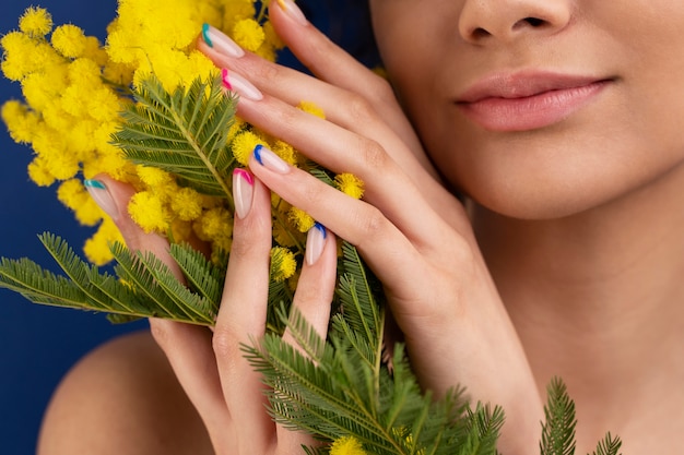 Cerrar mujer sosteniendo flores amarillas