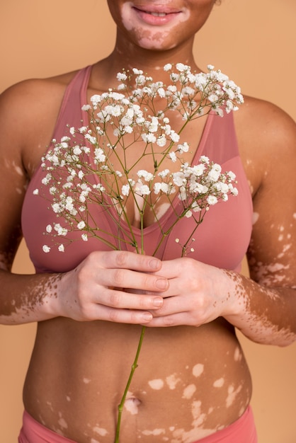 Cerrar mujer sosteniendo flores