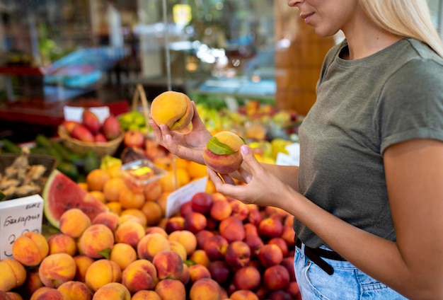 Cerrar mujer sosteniendo frutas