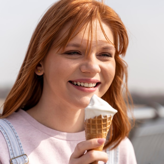 Cerrar mujer sosteniendo helado