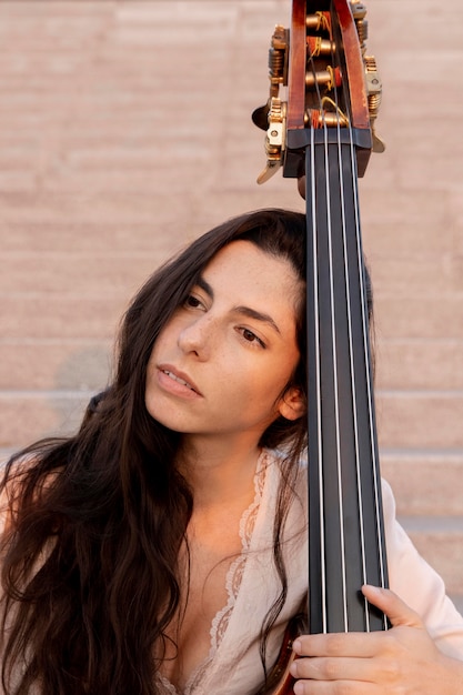 Cerrar mujer sosteniendo instrumento