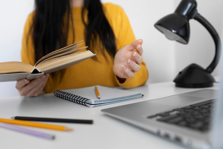 Foto gratuito cerrar mujer sosteniendo libro