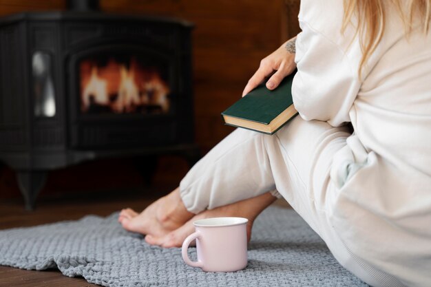 Cerrar mujer sosteniendo libro