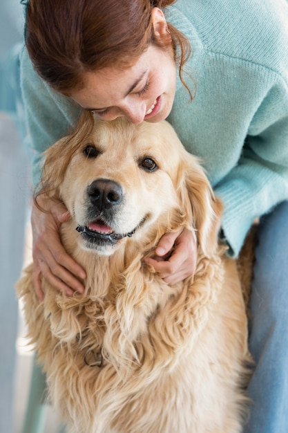 Cerrar mujer sosteniendo lindo perro