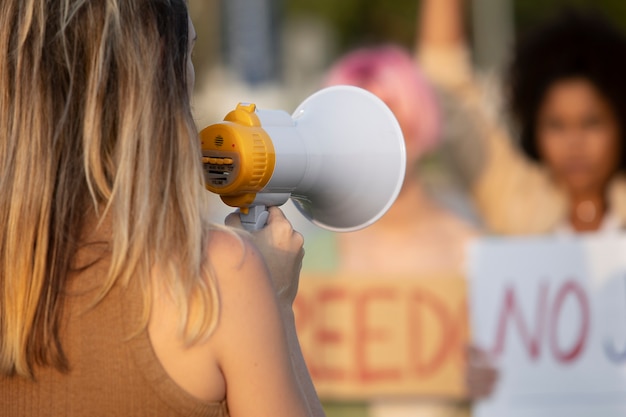 Cerrar mujer sosteniendo megáfono