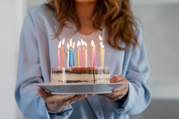 Cerrar mujer sosteniendo pastel