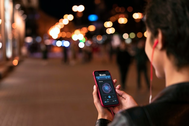 Cerrar mujer sosteniendo smartphone