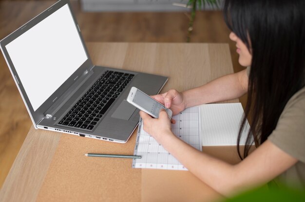 Cerrar mujer sosteniendo smartphone