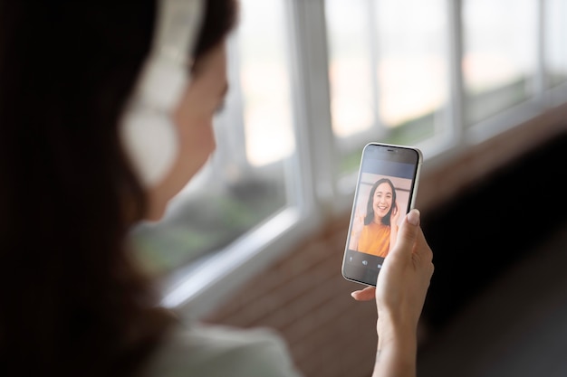 Foto gratuita cerrar mujer sosteniendo smartphone