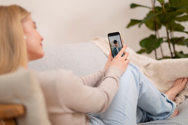 Cerrar mujer sosteniendo smartphone