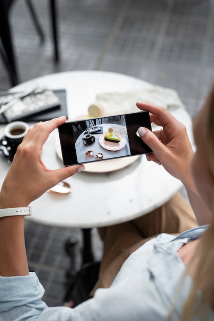 Cerrar mujer sosteniendo smartphone