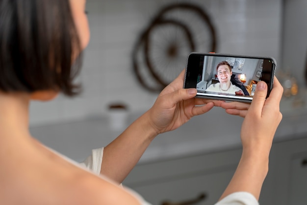 Cerrar mujer sosteniendo smartphone