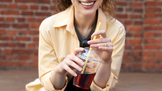 Foto gratuita cerrar mujer sosteniendo la taza