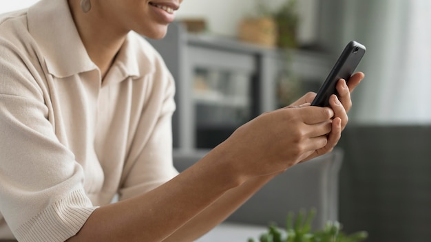 Cerrar mujer sosteniendo teléfono