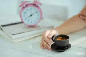 Foto gratuita cerrar mujer con taza de café en el café