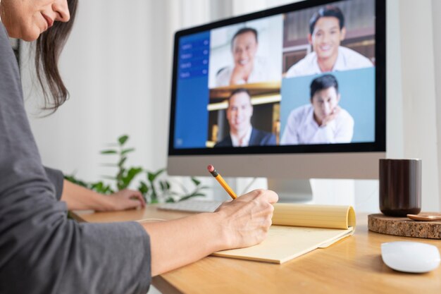 Cerrar mujer teletrabajo