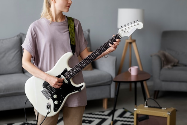 Foto gratuita cerrar mujer tocando la guitarra