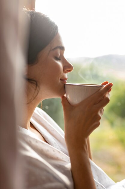 Cerrar mujer tomando café