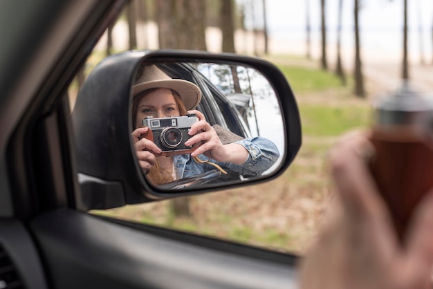 Cerrar mujer tomando fotos con cámara