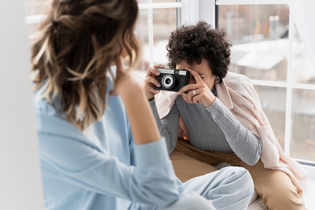 Foto gratuita cerrar mujer tomando fotos con cámara