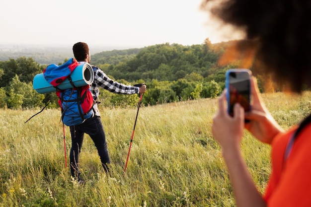 Foto gratuita cerrar mujer tomando fotos de hombre