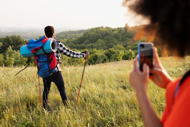 Cerrar mujer tomando fotos de hombre