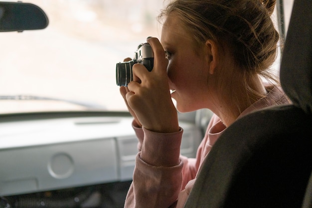 Foto gratuita cerrar mujer tomando fotos