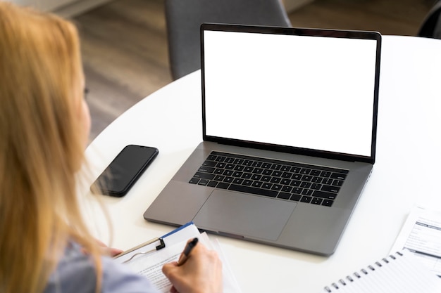 Foto gratuita cerrar mujer trabajando con laptop