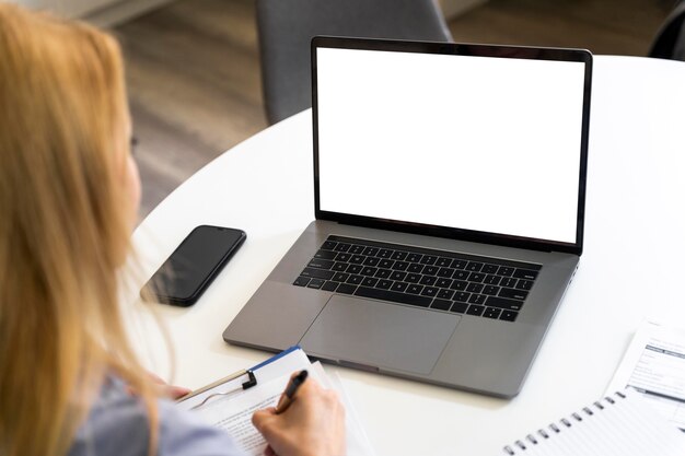 Cerrar mujer trabajando con laptop