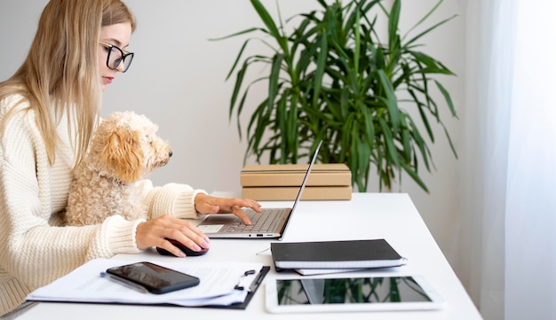 Cerrar mujer trabajando con perro