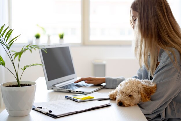 Cerrar mujer trabajando con perro