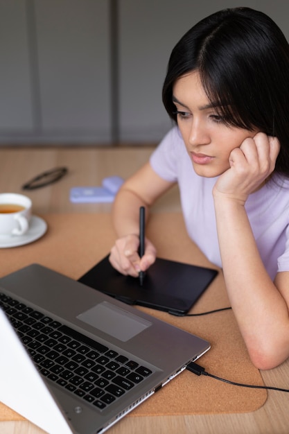 Foto gratuita cerrar mujer trabajando con tableta de dibujo