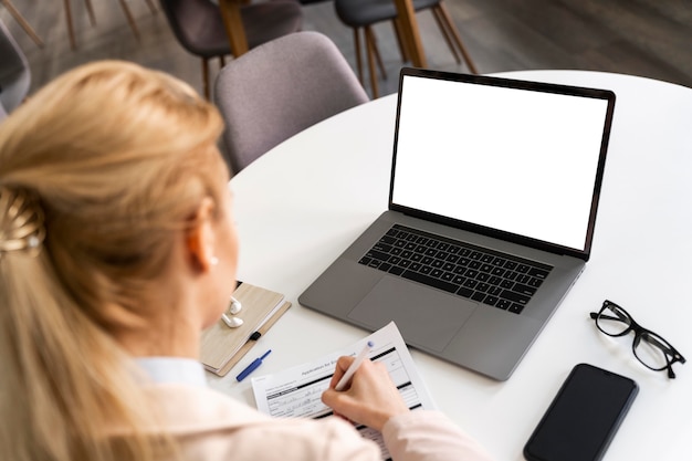 Foto gratuita cerrar mujer con trabajo portátil