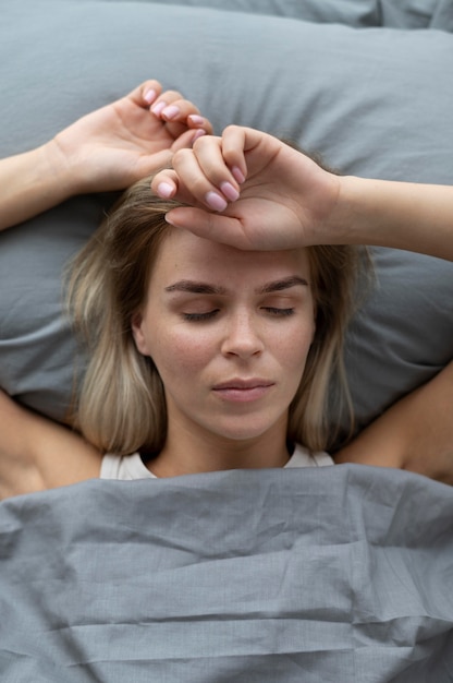 Foto gratuita cerrar mujer triste durmiendo