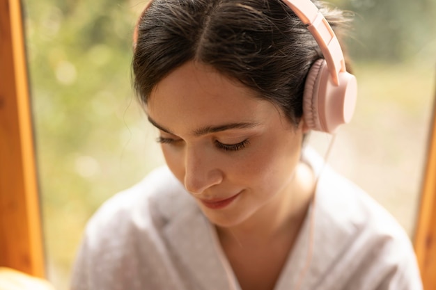 Cerrar mujer usando audífonos