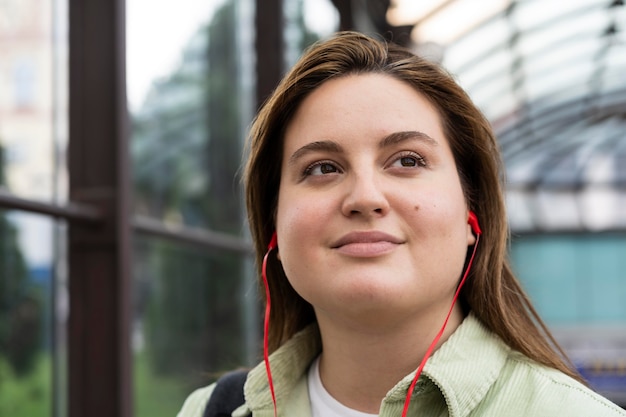 Cerrar mujer usando auriculares