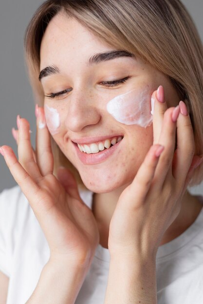 Cerrar mujer usign crema facial