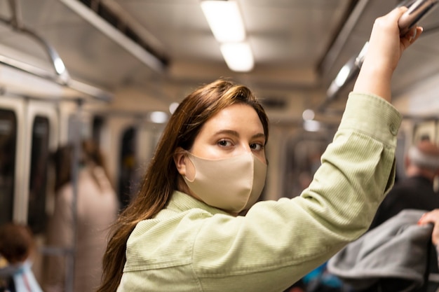 Foto gratuita cerrar mujer viajando en metro