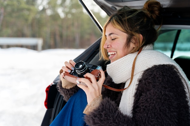 Foto gratuita cerrar a la mujer durante el viaje de invierno