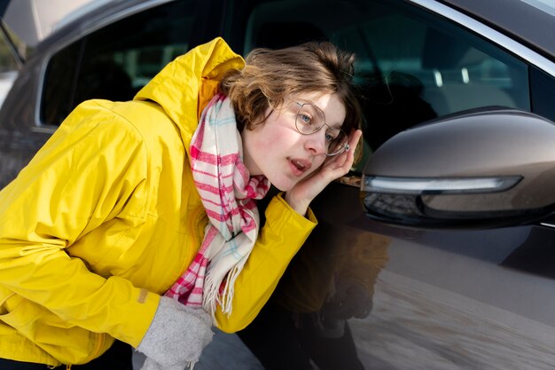 Cerrar a la mujer durante el viaje de invierno