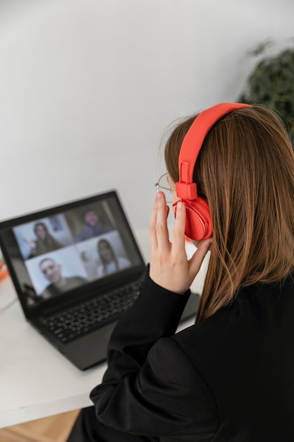 Cerrar mujer en videollamada