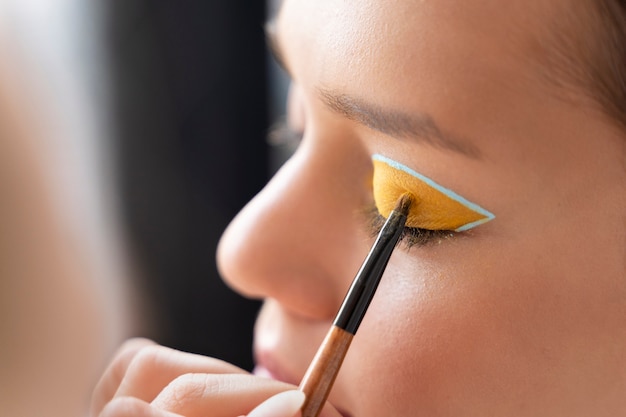 Cerrar mujer vistiendo maquillaje